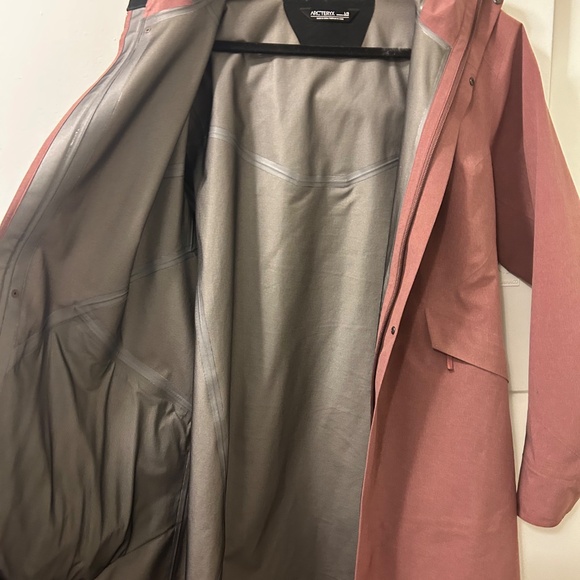 Arc’teryx Women’s long gore-tex rain jacket - Picture 2 of 5